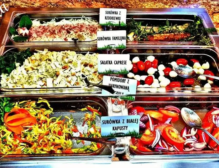 Kolorowe sałatki i warzywa w bufecie